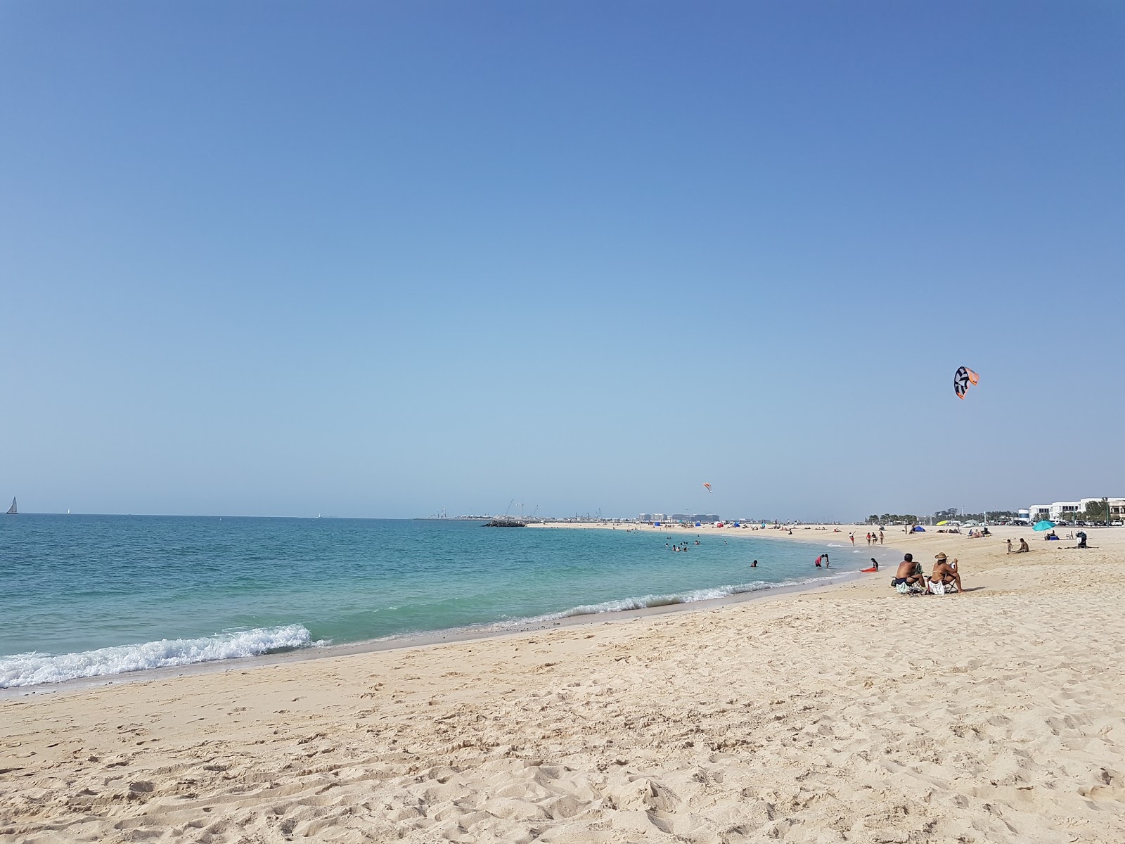 Valokuva Jumeirah Kite beachista. puhtaustasolla korkea