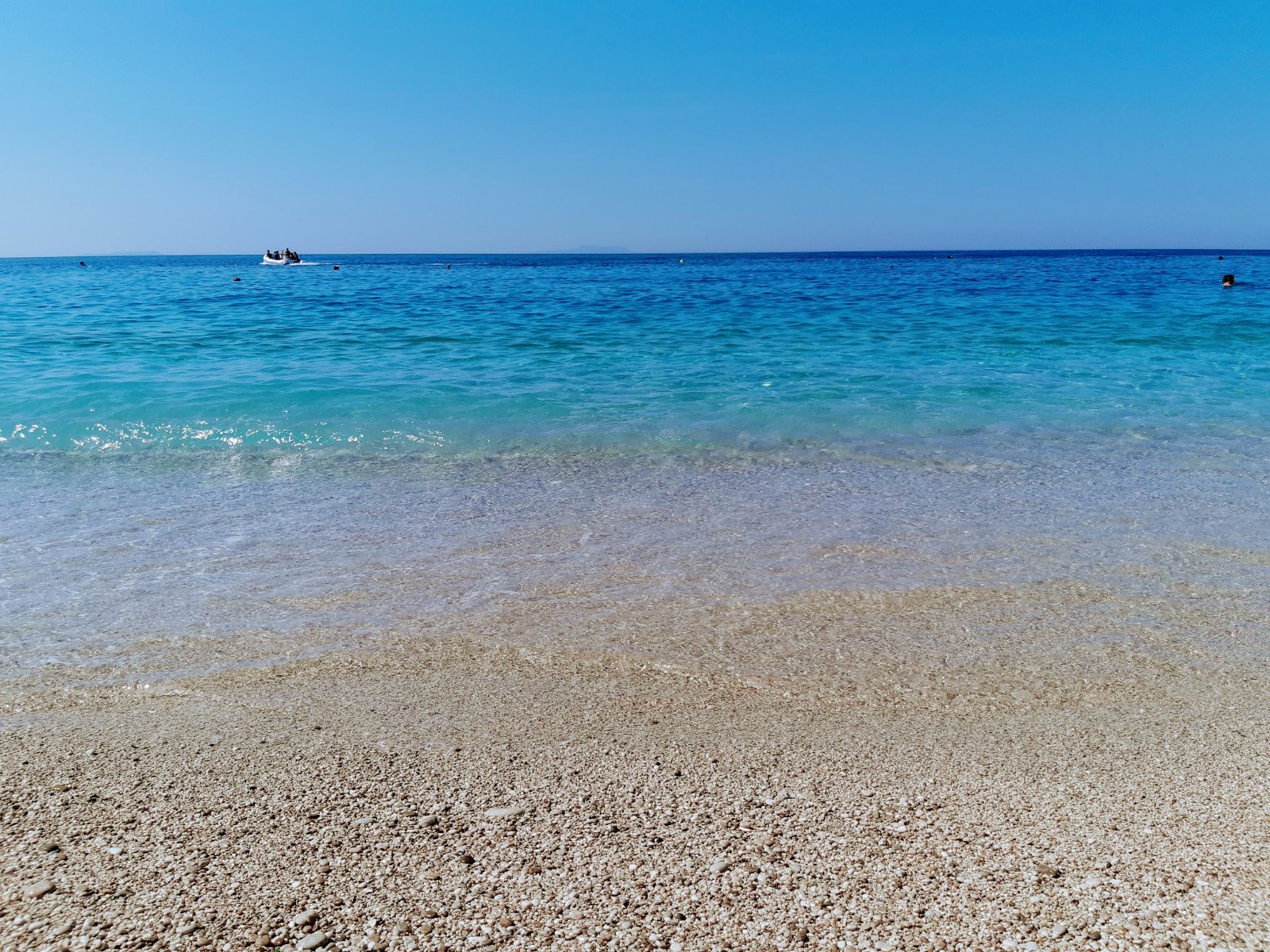 Foto van Dhermi Strand ondersteund door kliffen