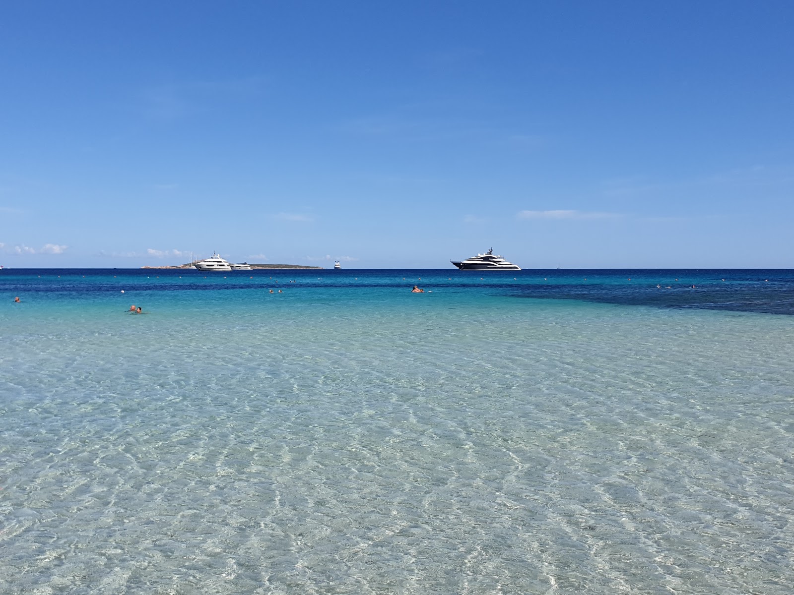 Spiaggia di Rena Bianca'in fotoğrafı uçurumlarla desteklenmiş