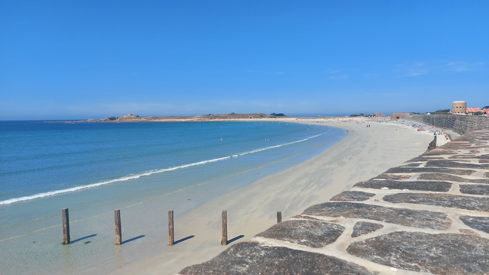 Photo of Vazon Guernsey Beach with long straight shore