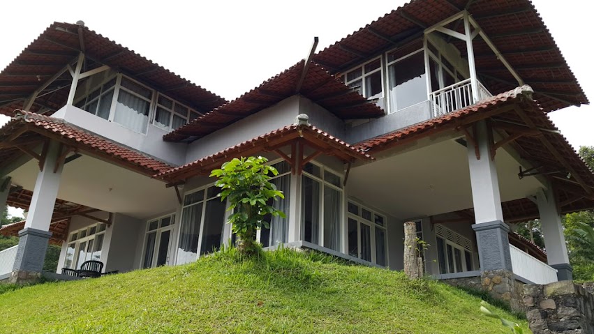Villa Kaca Putih