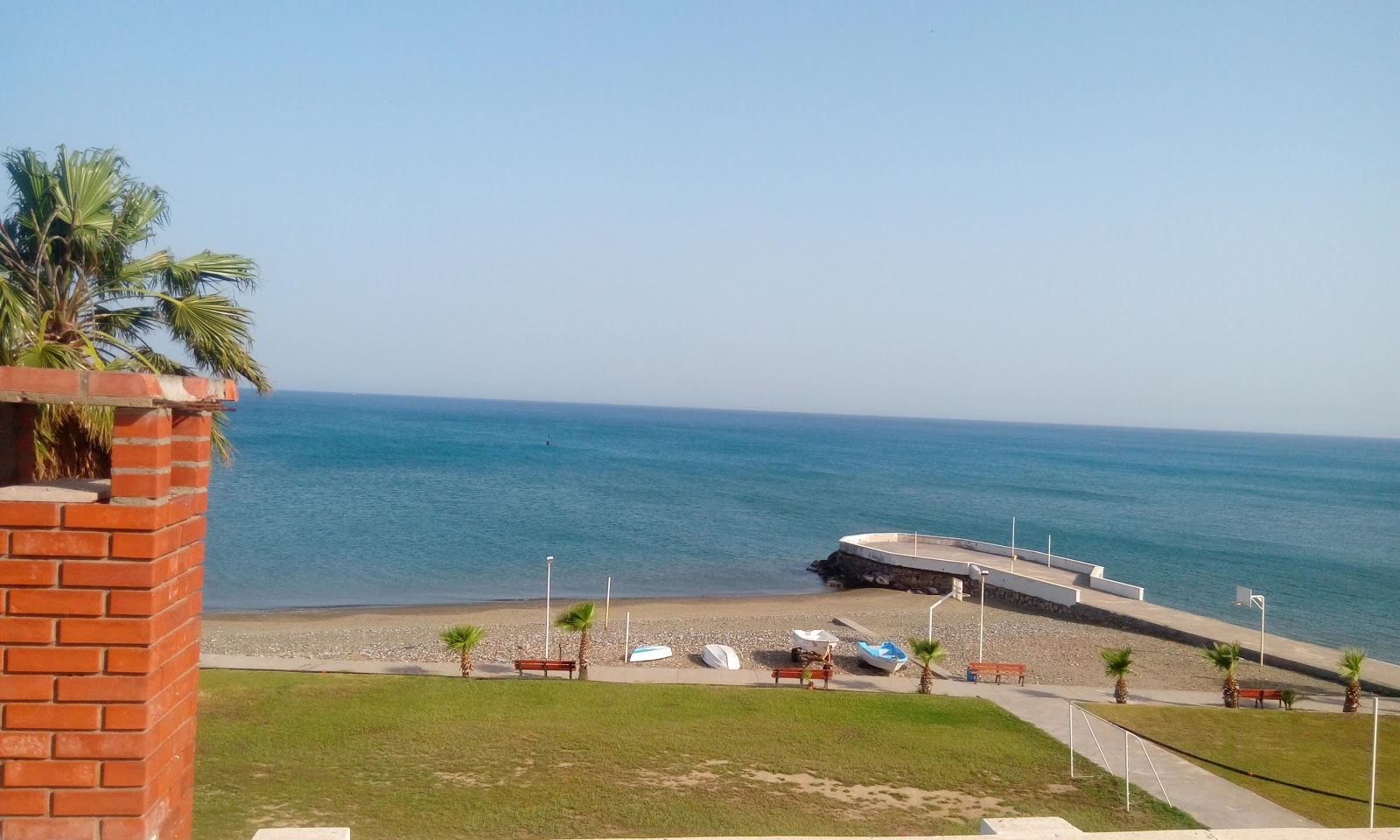 Fotografija Micana Rhosus beach z svetel pesek površino