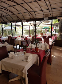 Atmosphère du Restaurant français Hôtel-Restaurant Les Pins à Sillans-la-Cascade - n°2
