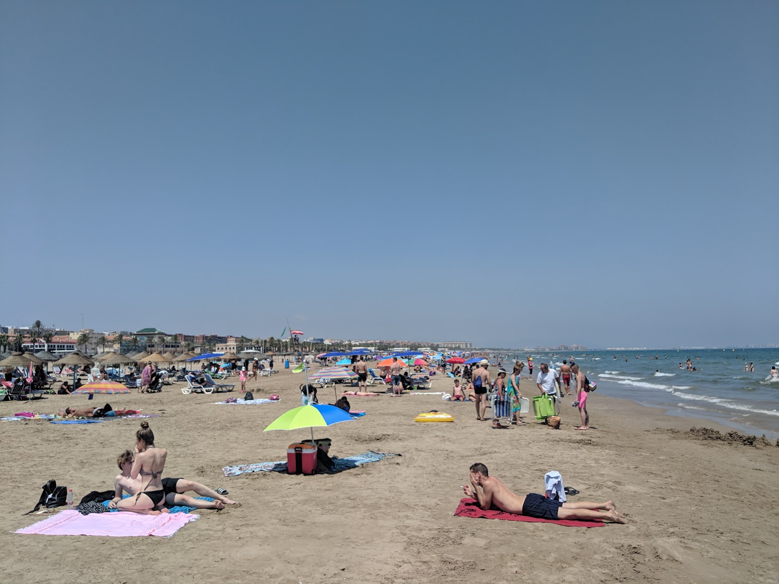 Foto av Strand av Malva-rosa med ljus sand yta