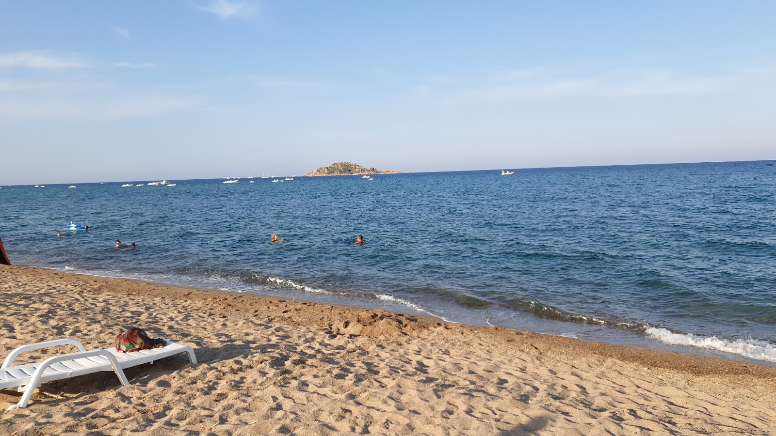 Valokuva Spiaggia di Iscrixeddaista. pinnalla sininen puhdas vesi:n kanssa