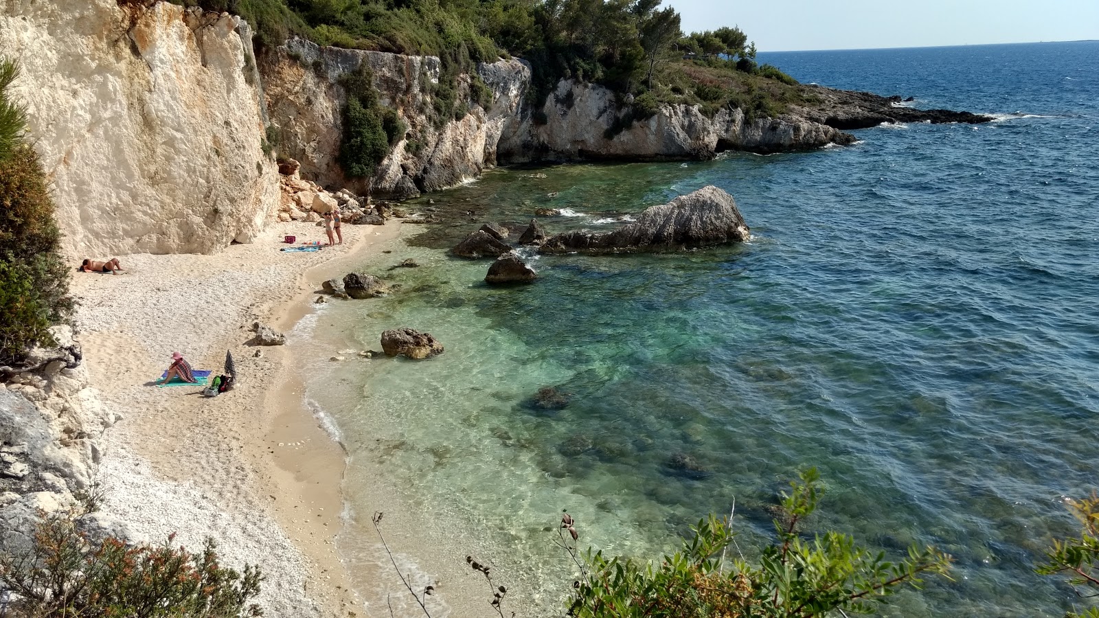 Foto von Crocodile beach mit beiger kiesel Oberfläche