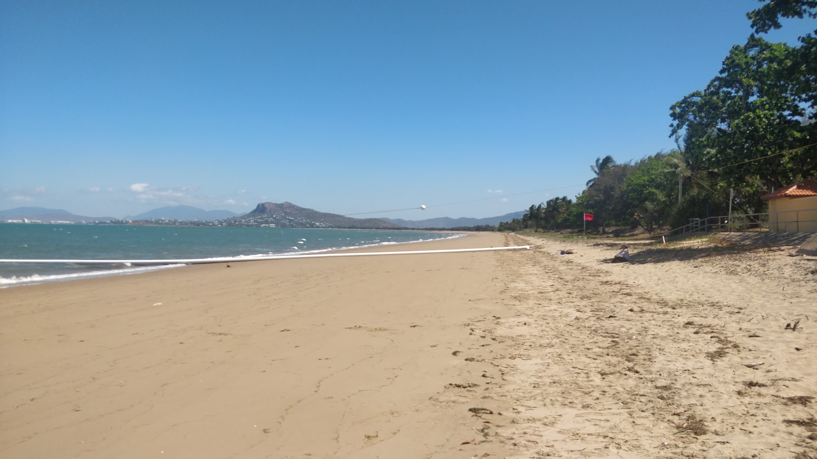 Fotografija Pallarenda Beach z svetel pesek površino