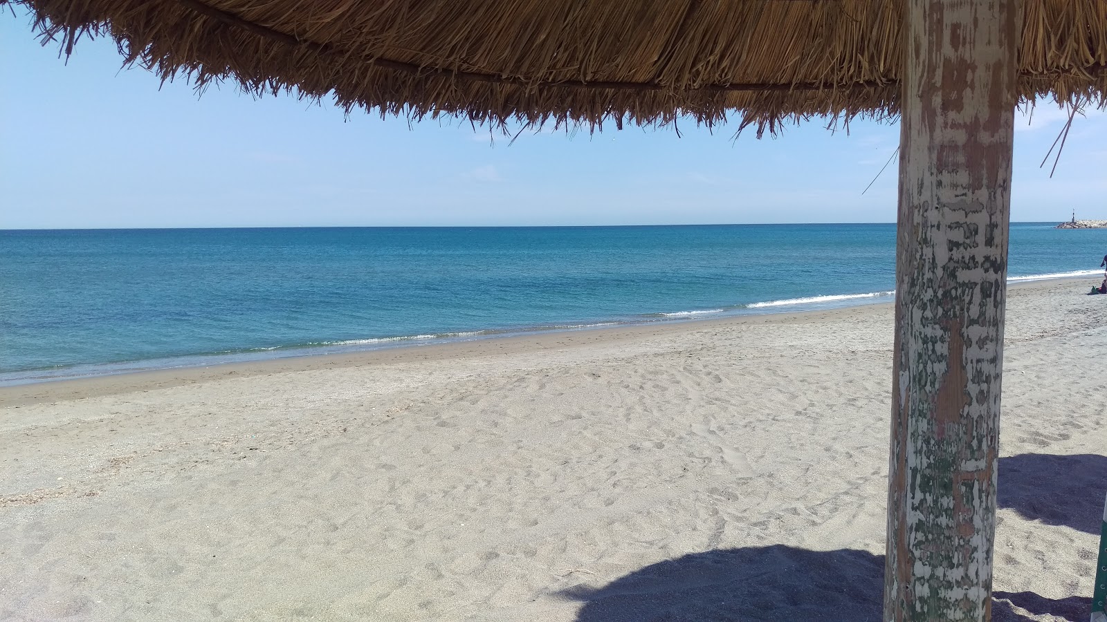 Foto von Playa de Torreguadiaro und die siedlung