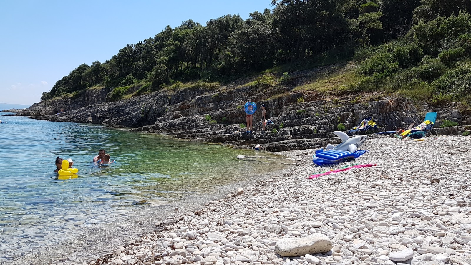 Jalinica beach'in fotoğrafı dağlarla çevrili