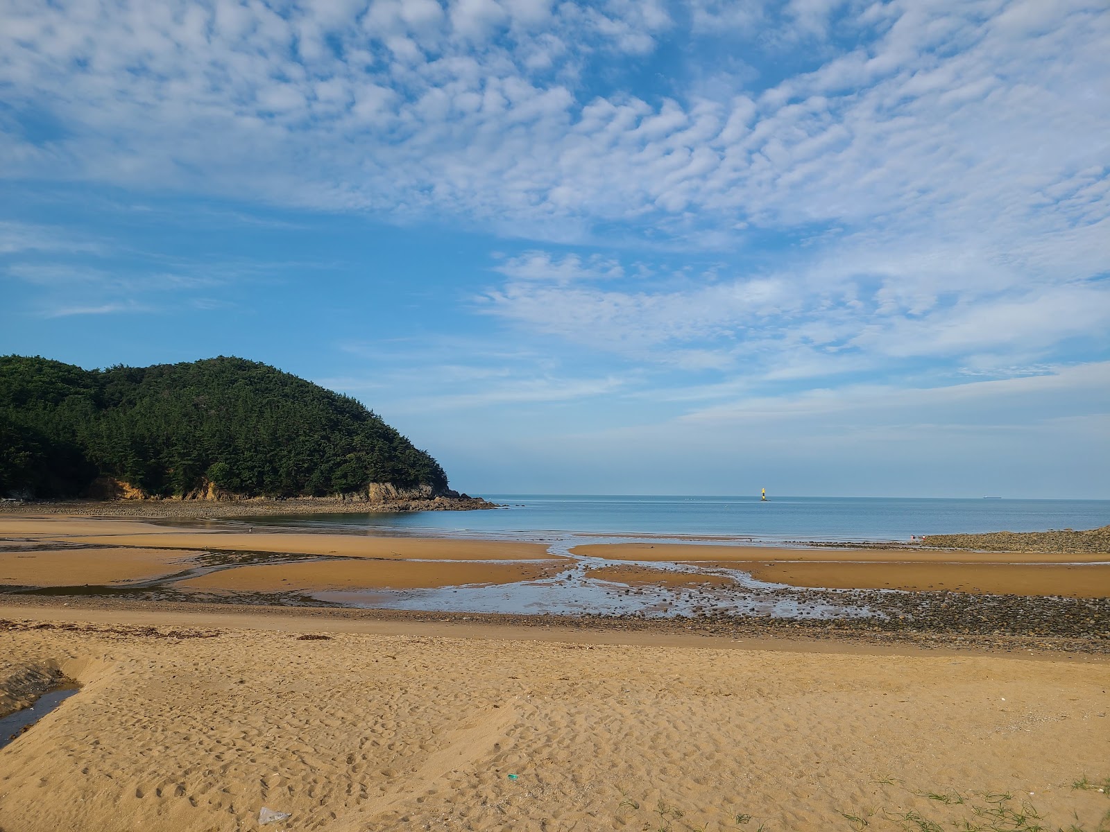 Foto van Paengnipo Beach met ruime baai
