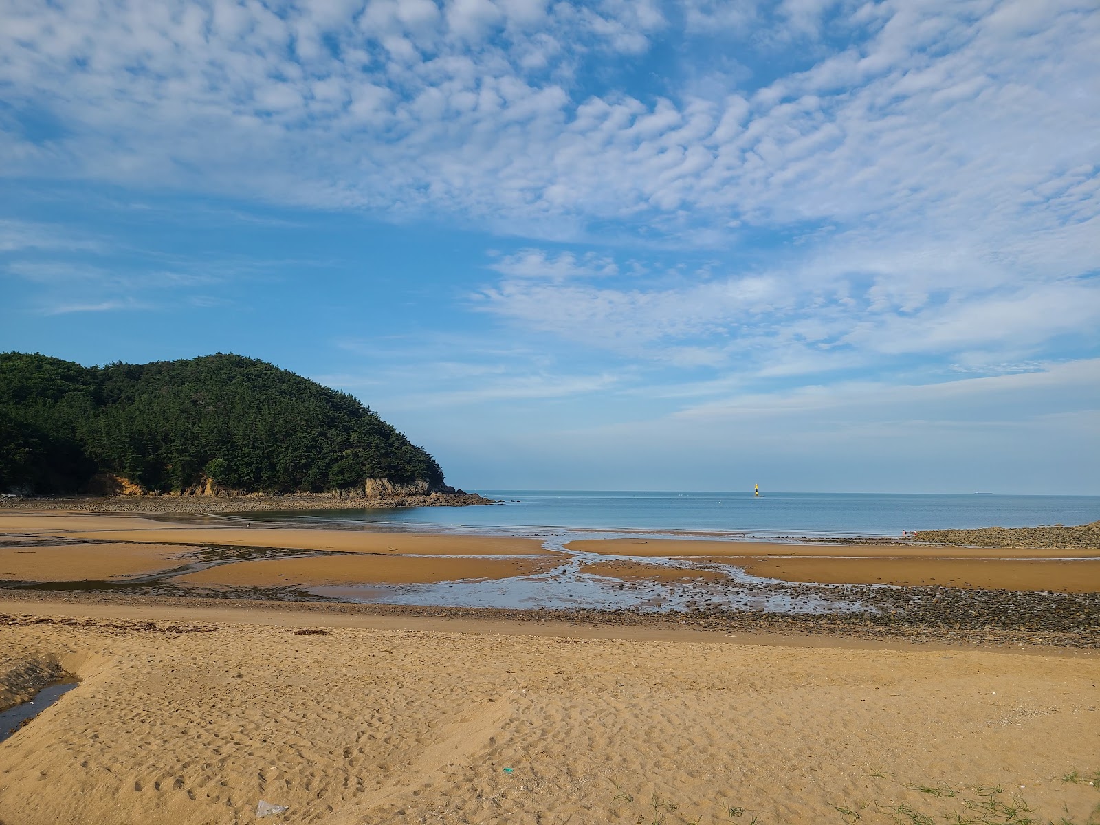 Fotografie cu Paengnipo Beach cu nivelul de curățenie înalt