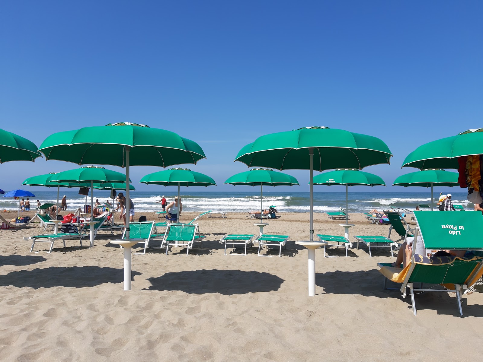 Fotografie cu Lido delle Sirene zonă de stațiune de pe plajă