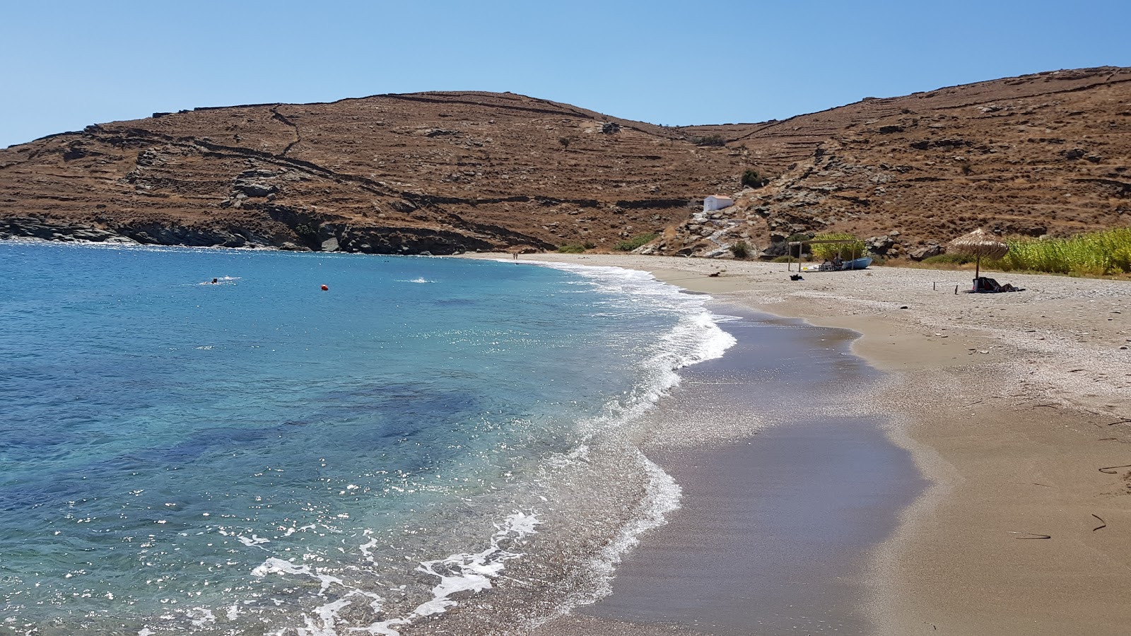 Foto de Skylos beach com areia clara e seixos superfície