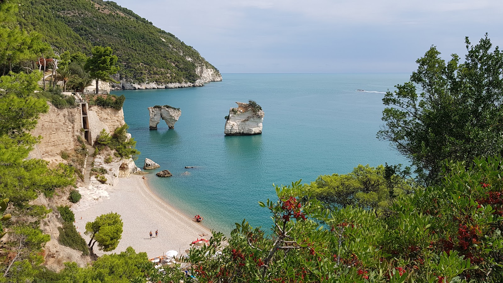 Foto van Strand van Baia dei Mergoli met beige kiezelstenen oppervlakte