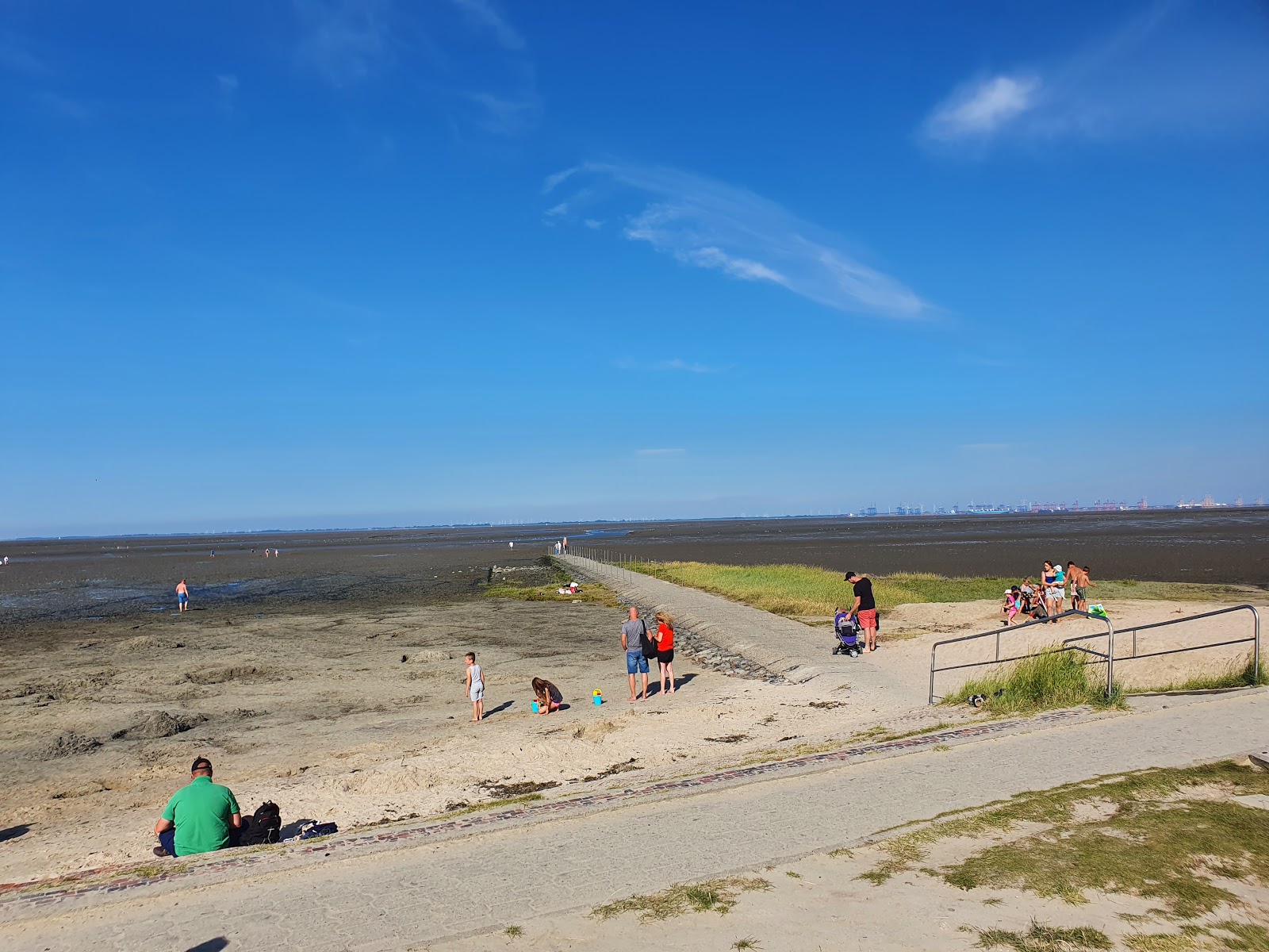 Valokuva Burhaven rantaista. pinnalla turkoosi puhdas vesi:n kanssa