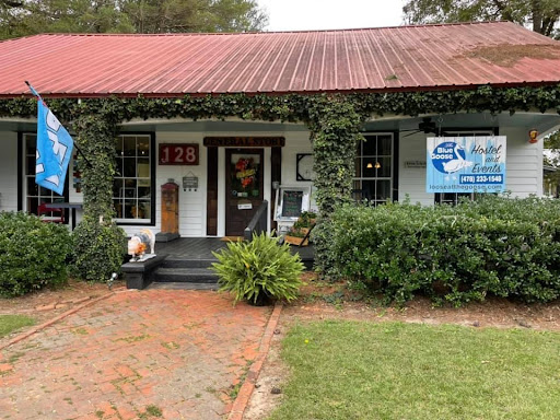 Blue Goose Bike Hostel, 128 E Main St, Irwinton, GA 31042, USA, 