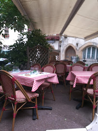 Atmosphère du Restaurant de spécialités alsaciennes CAVEAU HEUHAUS à Eguisheim - n°11