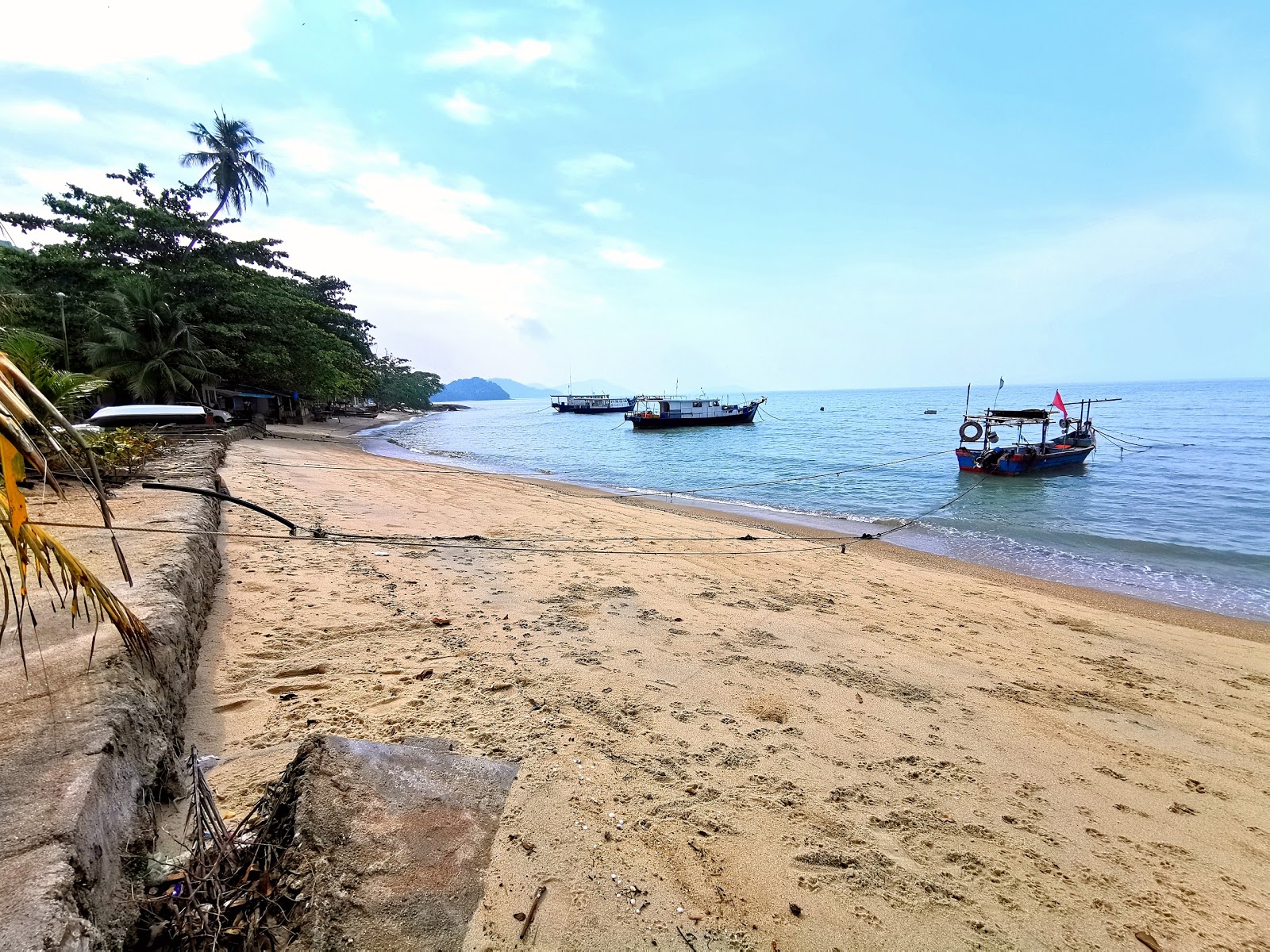 Fotografie cu Tanjung Asam Beach cu o suprafață de nisip beige