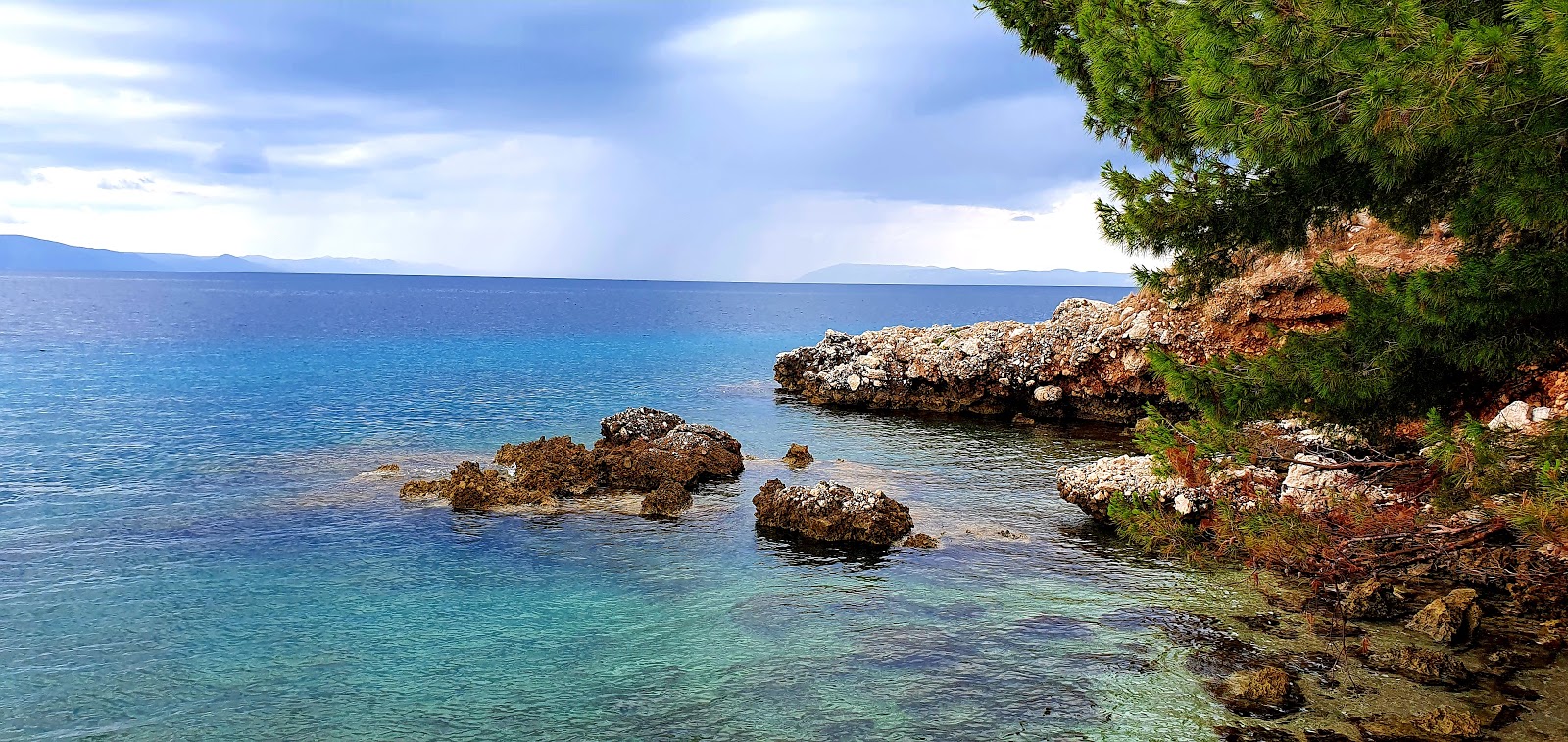 Foto di ShadowSky beach con una superficie del acqua cristallina