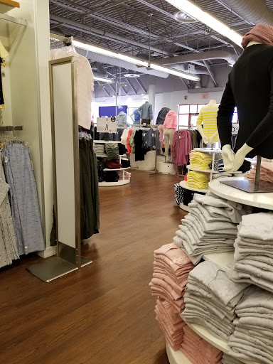 Clothing Store «Banana Republic», reviews and photos, 241 Fort Evans Rd NE, Leesburg, VA 20176, USA