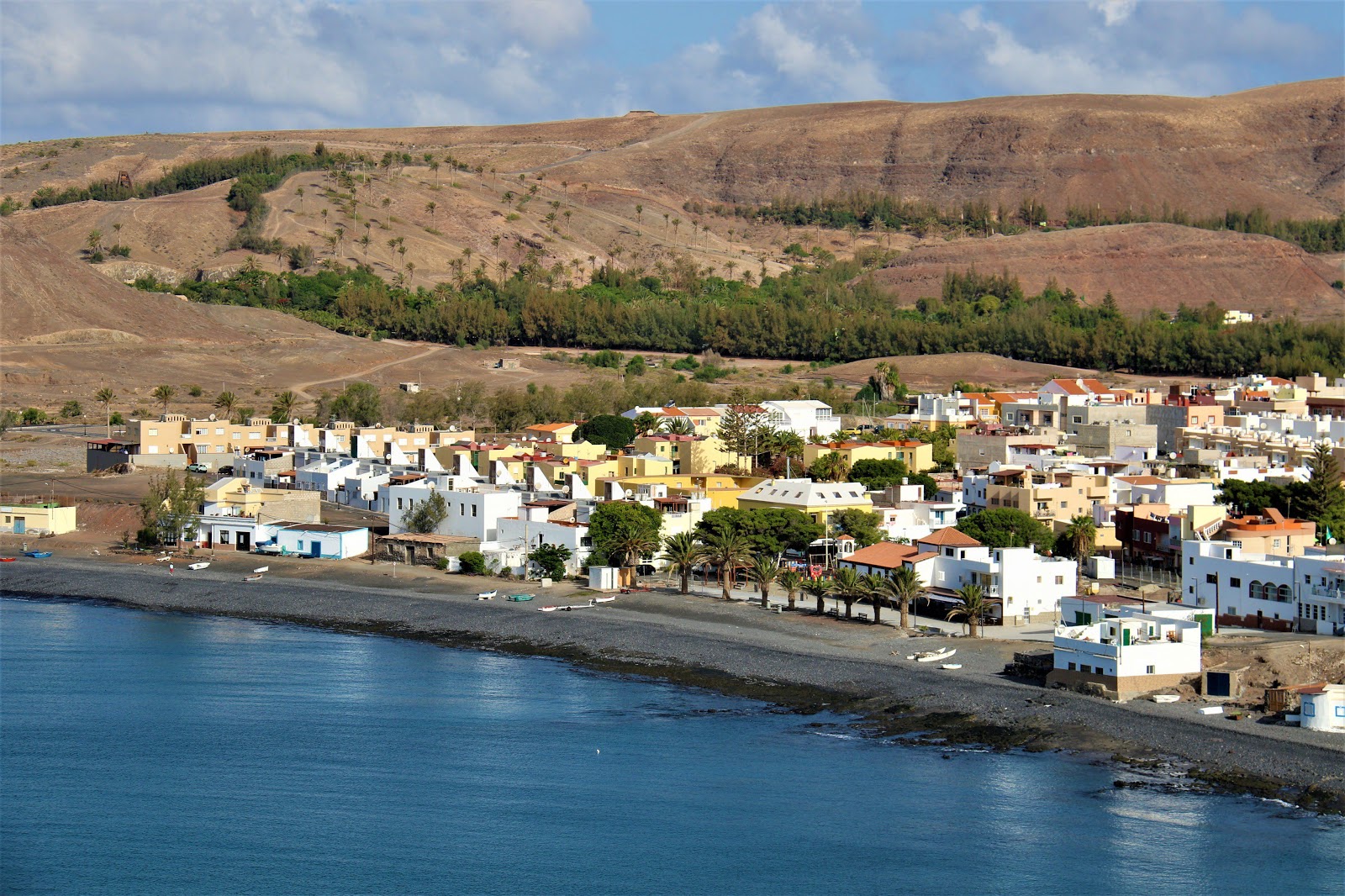 Foto von Playa la Lajita mit grauer sand & felsen Oberfläche