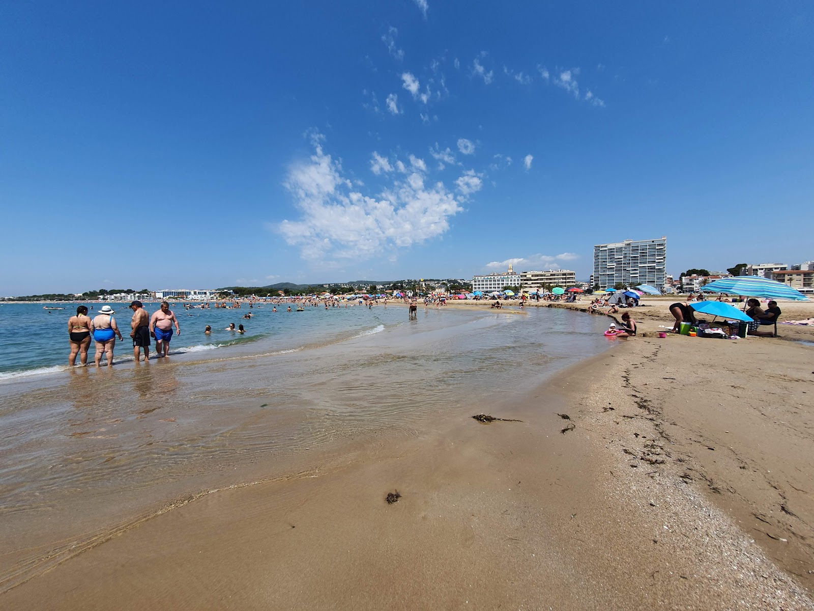 Fotografie cu Plaja Comarruga cu o suprafață de nisip strălucitor