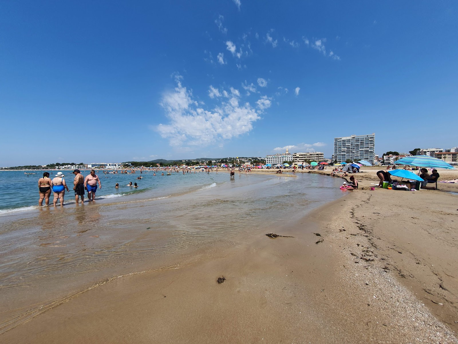 Fotografie cu Plaja Comarruga cu o suprafață de nisip beige