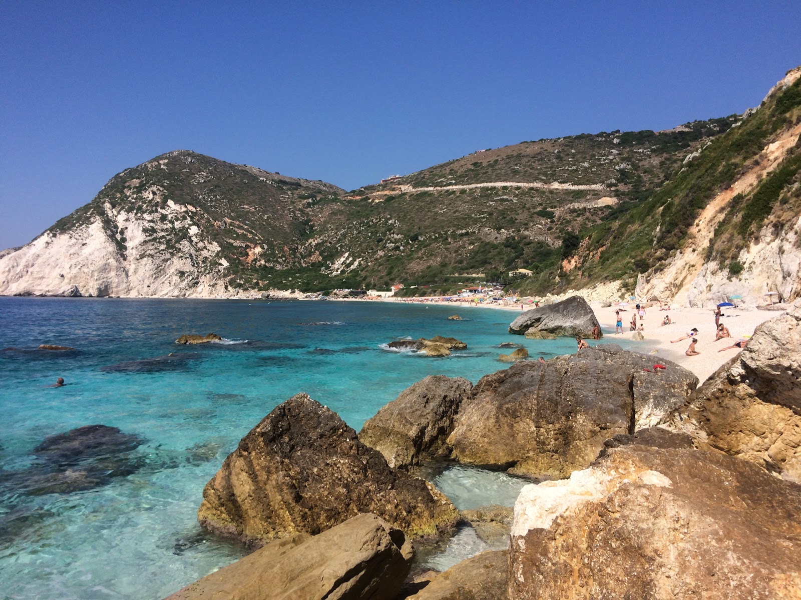 Photo de Plage de Petani entouré de montagnes