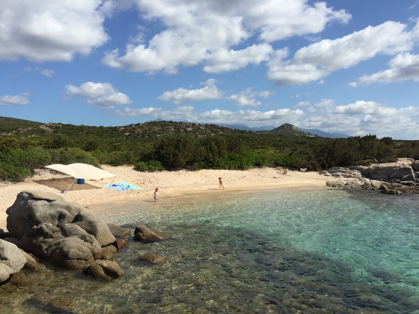 Fotografie cu La Testa beach IV cu o suprafață de nisip fin strălucitor