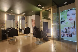 ELEVENTH MIRROR Hair and Beauty Unisex salon image