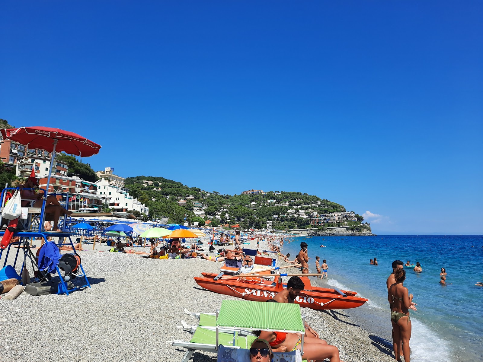 Fotografie cu Spiaggia di Spotorno cu o suprafață de apa pură turcoaz