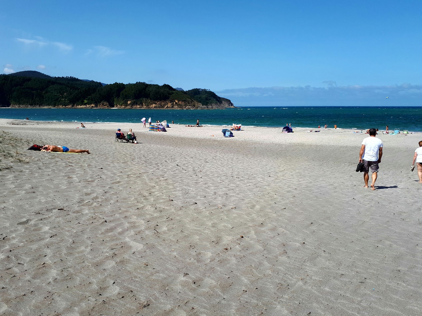 Foto van Praia de Morouzos met helder fijn zand oppervlakte
