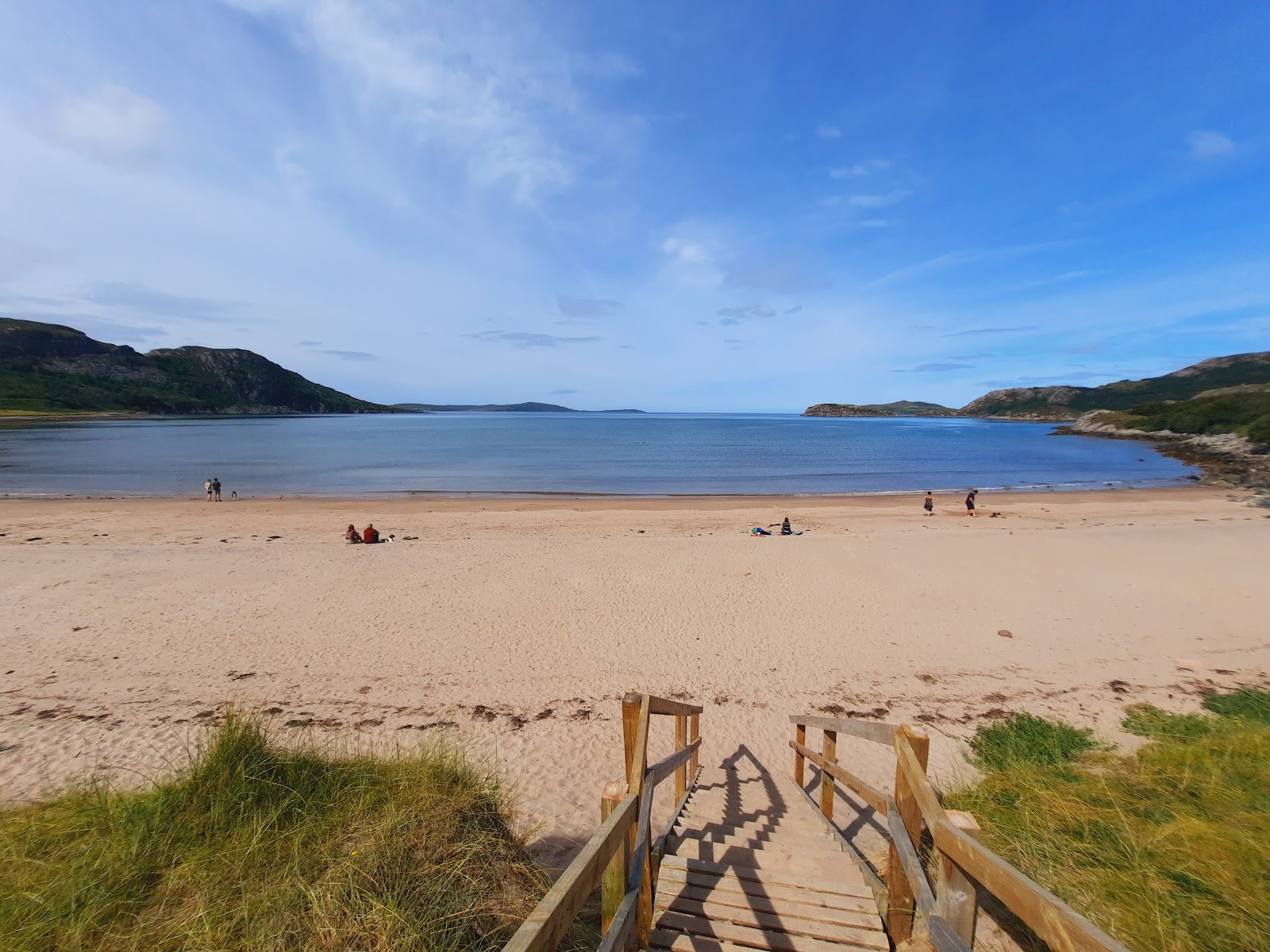 Foto di Gruinard Beach con una superficie del acqua cristallina