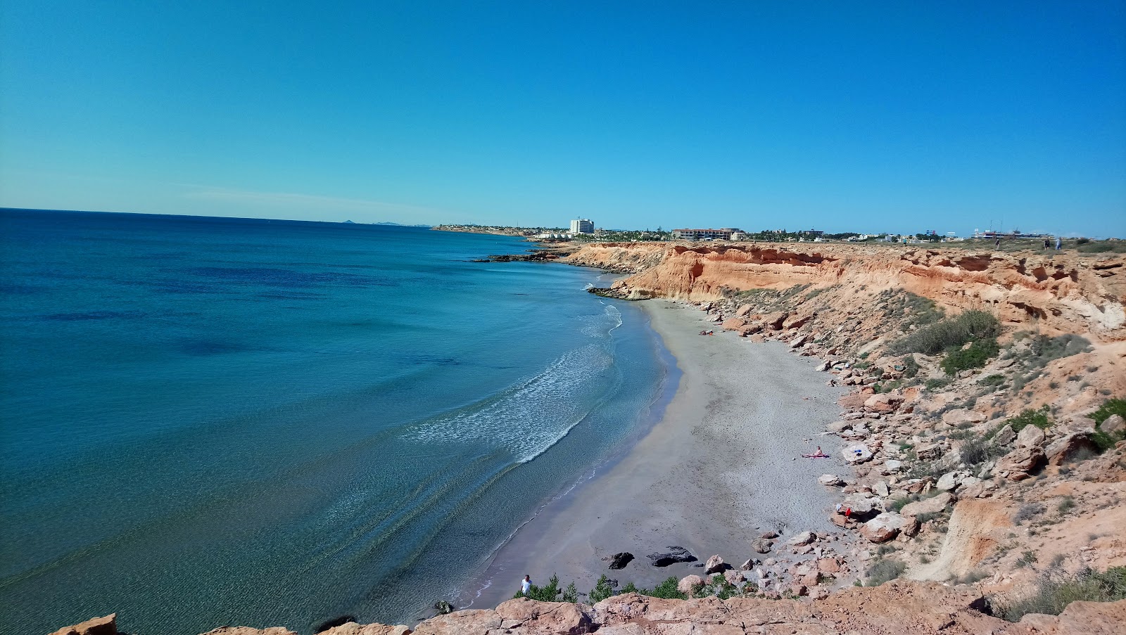 Photo de Cala La Mosca entouré de montagnes