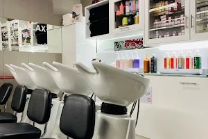 C&C ACADÈMIA CASANOVA BARCELONA (MERIDIANA). Academia de Peluquería, Barbería y Estética. image