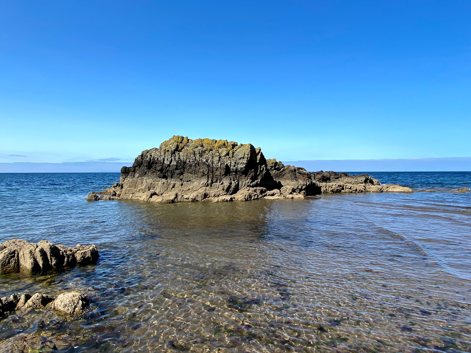 Culzean Beach'in fotoğrafı dağlarla çevrili