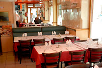 Atmosphère du Restaurant La Bonne Table à Saint-Ouen-sur-Seine - n°1