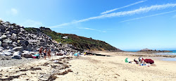 Plage des Vallees'in fotoğrafı dağlarla çevrili