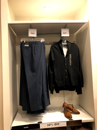 Clothing Store «Banana Republic Factory Store», reviews and photos, 407 N Alafaya Trail, Orlando, FL 32828, USA