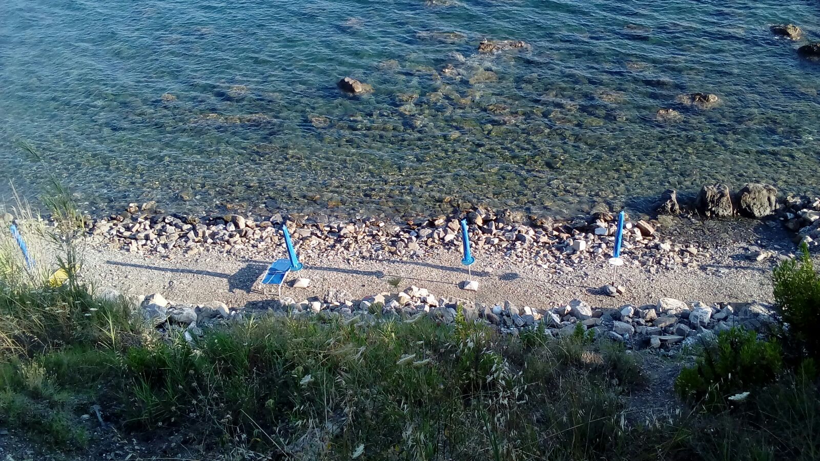 Foto di Pioppi beach II con una superficie del terreno roccioso