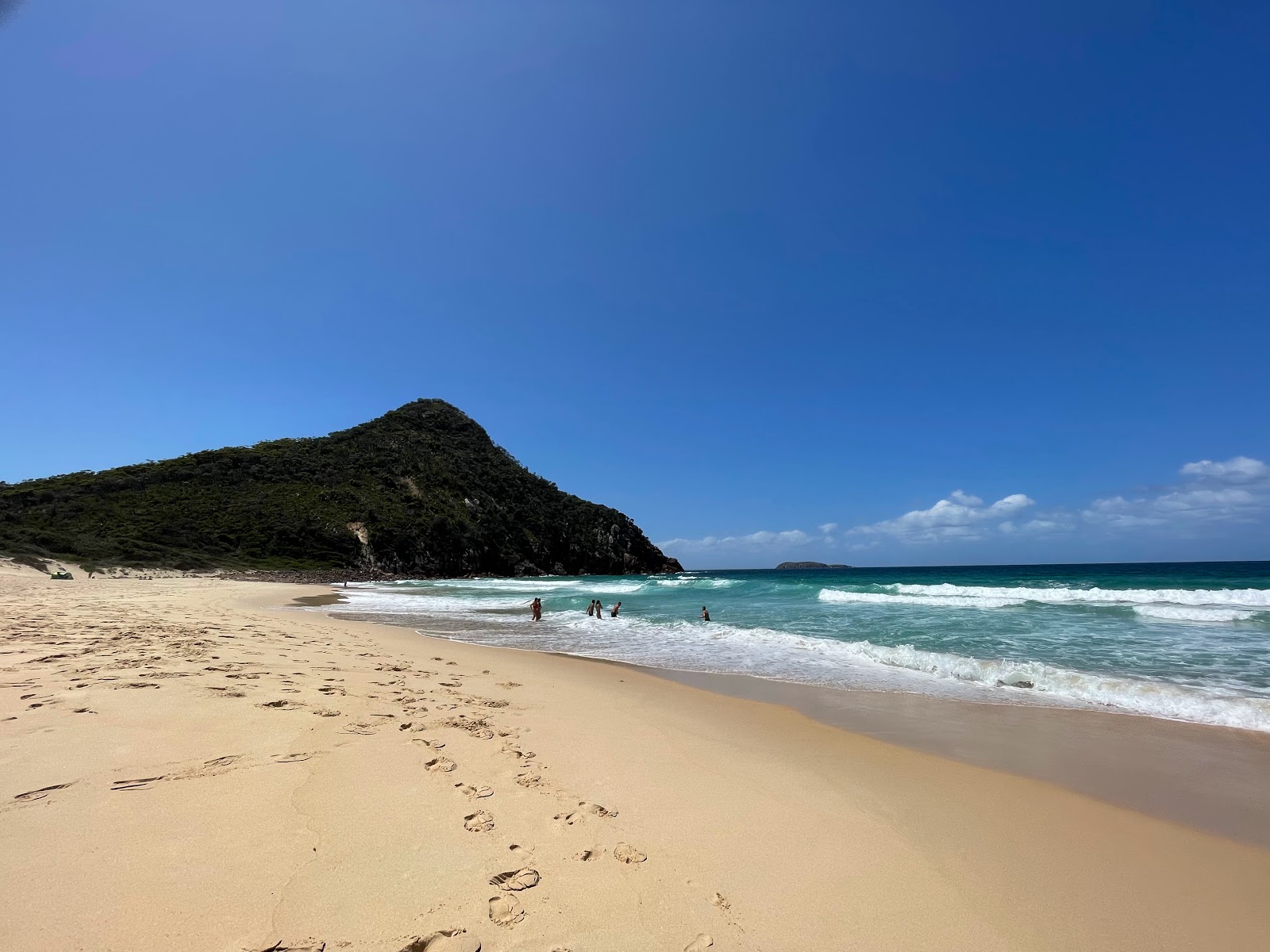 Foto de Zenith Beach com areia bege fina superfície