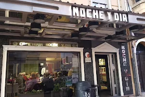 Vinoteca Cafetería Noche y Día image