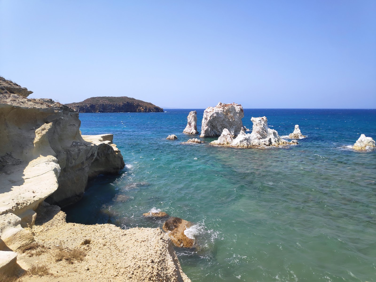 Mavrospilia beach'in fotoğrafı - rahatlamayı sevenler arasında popüler bir yer