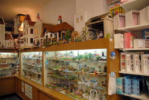 Lynlott Miniatures Dollhouse Junction