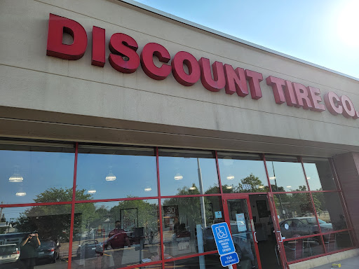 Tire Shop «Discount Tire Store - Saint Paul, MN», reviews and photos, 1350 University Ave W, St Paul, MN 55104, USA
