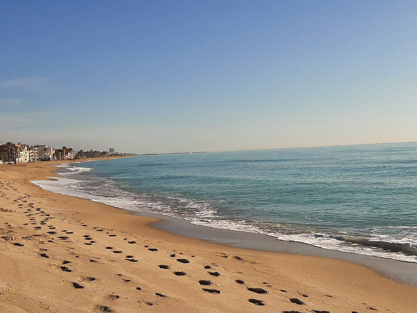 Fotografie cu Playa de Sant Salvador cu o suprafață de apă verde
