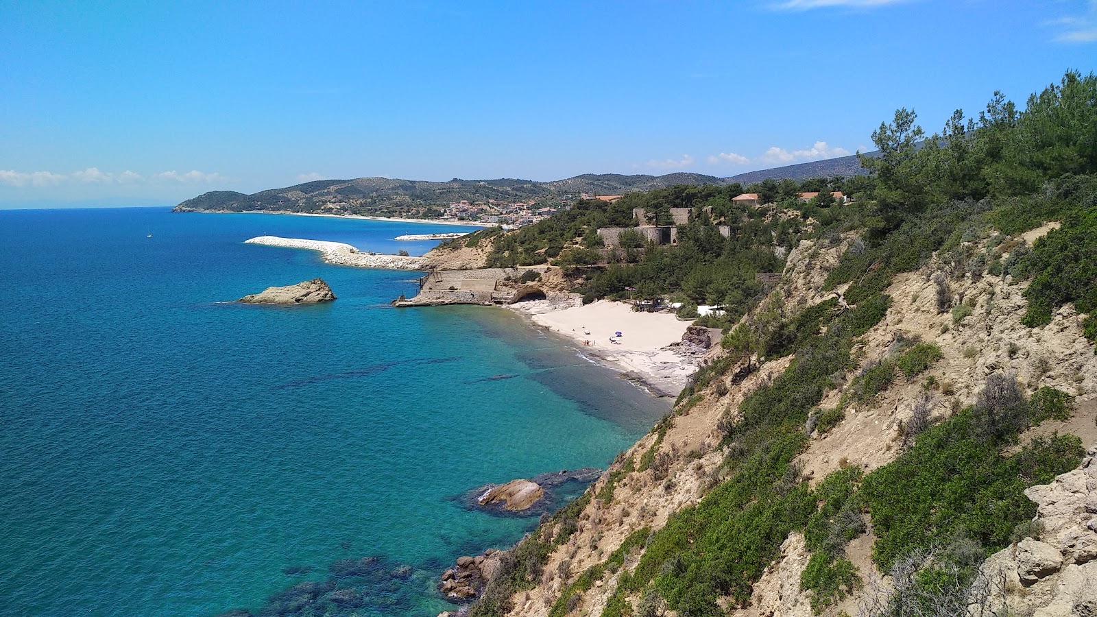 Foto av Metalia beach med turkos rent vatten yta