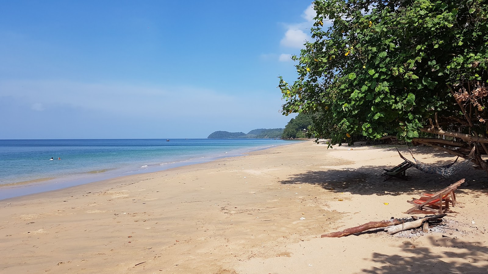 Fotografija Ting-rai Beach z svetel pesek površino
