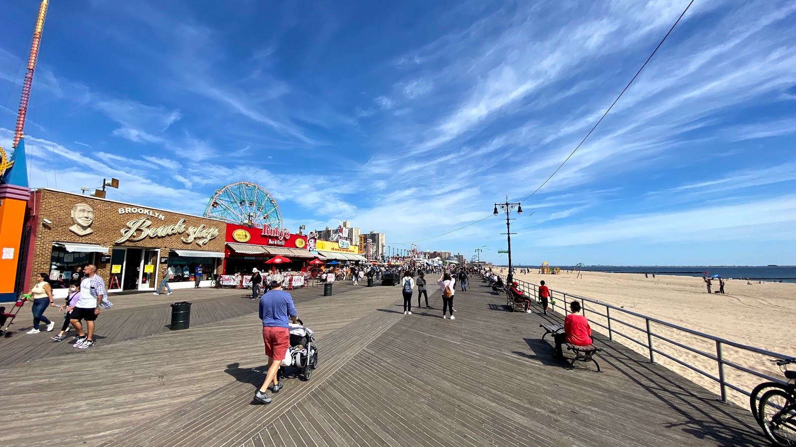 Foto de Coney Island Beach - lugar popular entre los conocedores del relax