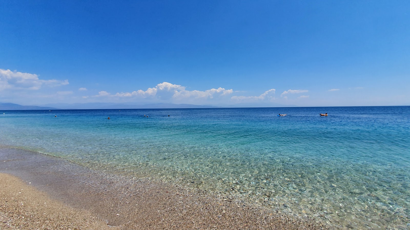 Paralia Akratas'in fotoğrafı düz ve uzun ile birlikte